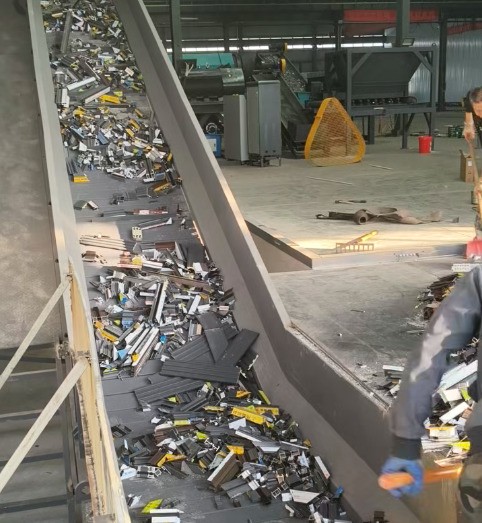 路友鋁合金邊角料破碎機(jī)在安徽掄起錘頭開(kāi)啟了破碎生涯